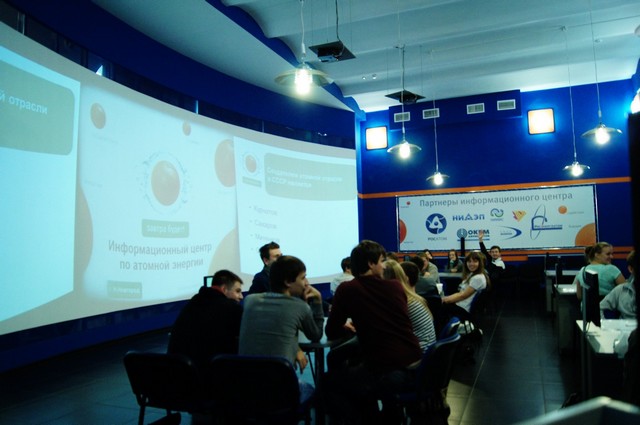 Фото к Нижегородские студенты встретили День работника атомной промышленности в Нижегородском информационном центре