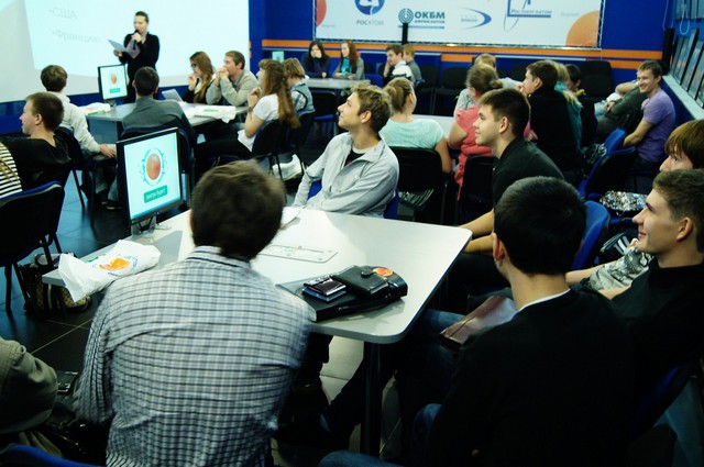 Фото к Нижегородские студенты встретили День работника атомной промышленности в Нижегородском информационном центре