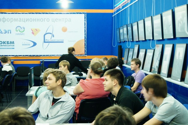 Фото к Нижегородские студенты встретили День работника атомной промышленности в Нижегородском информационном центре