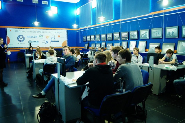 Фото к Нижегородские студенты встретили День работника атомной промышленности в Нижегородском информационном центре