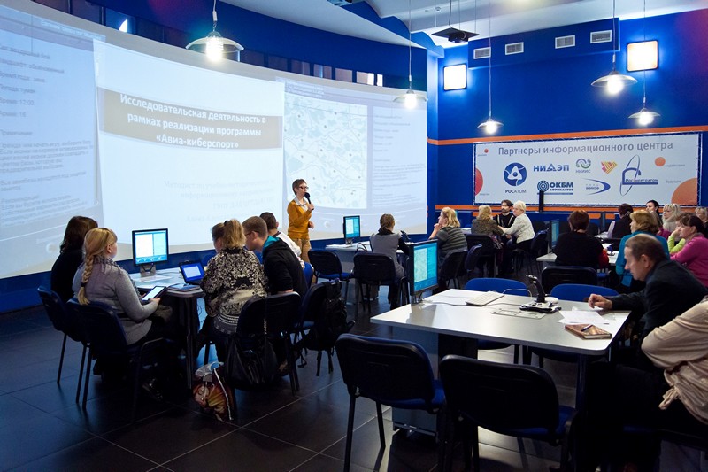 Фото к В Нижегородском информационном центре педагоги области освоили «Авиа-киберспорт»