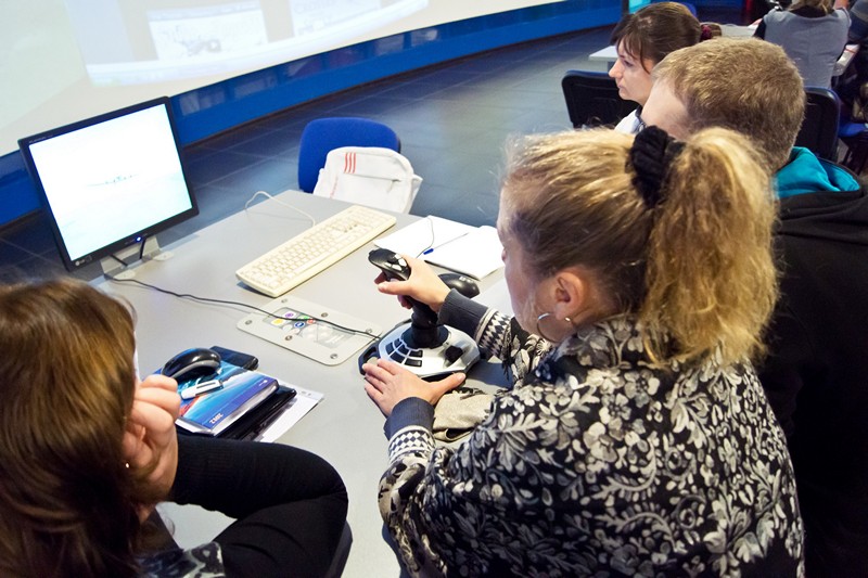 Фото к В Нижегородском информационном центре педагоги области освоили «Авиа-киберспорт»