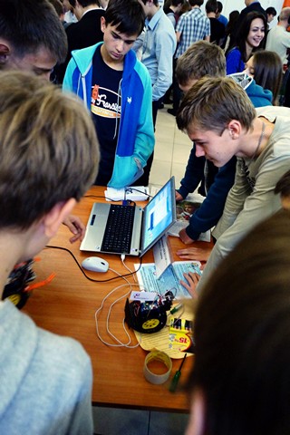 Фото к II Городская ярмарка по робототехнике состоялась в Нижегородском информационном центре по атомной энергии города Нижнего Новгорода