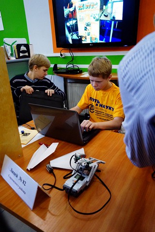 Фото к II Городская ярмарка по робототехнике состоялась в Нижегородском информационном центре по атомной энергии города Нижнего Новгорода