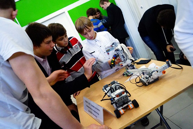 Фото к II Городская ярмарка по робототехнике состоялась в Нижегородском информационном центре по атомной энергии города Нижнего Новгорода