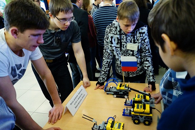 Фото к II Городская ярмарка по робототехнике состоялась в Нижегородском информационном центре по атомной энергии города Нижнего Новгорода