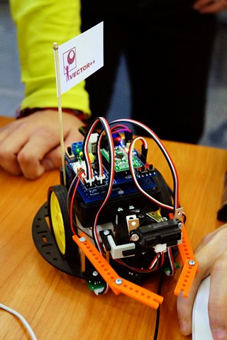 Фото к II Городская ярмарка по робототехнике состоялась в Нижегородском информационном центре по атомной энергии города Нижнего Новгорода