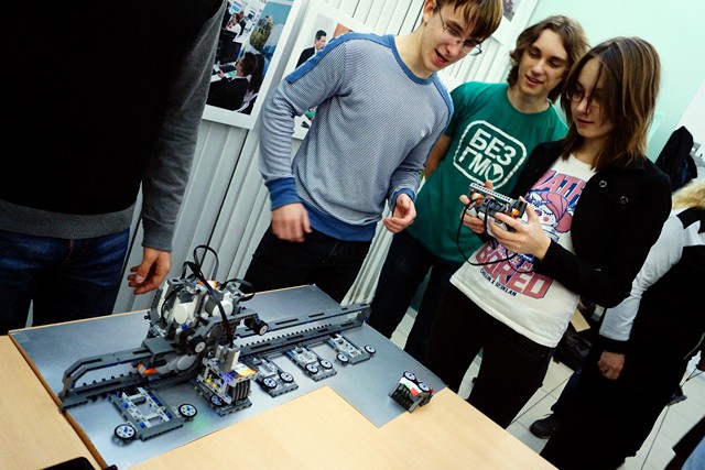 Фото к II Городская ярмарка по робототехнике состоялась в Нижегородском информационном центре по атомной энергии города Нижнего Новгорода