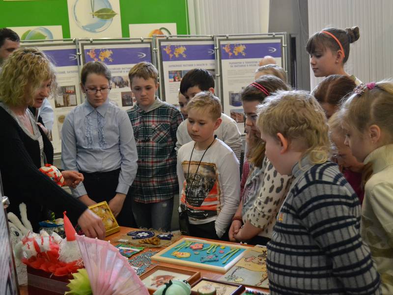 Фото к Выставка детских поделок НИИИС украсила ИЦАЭ