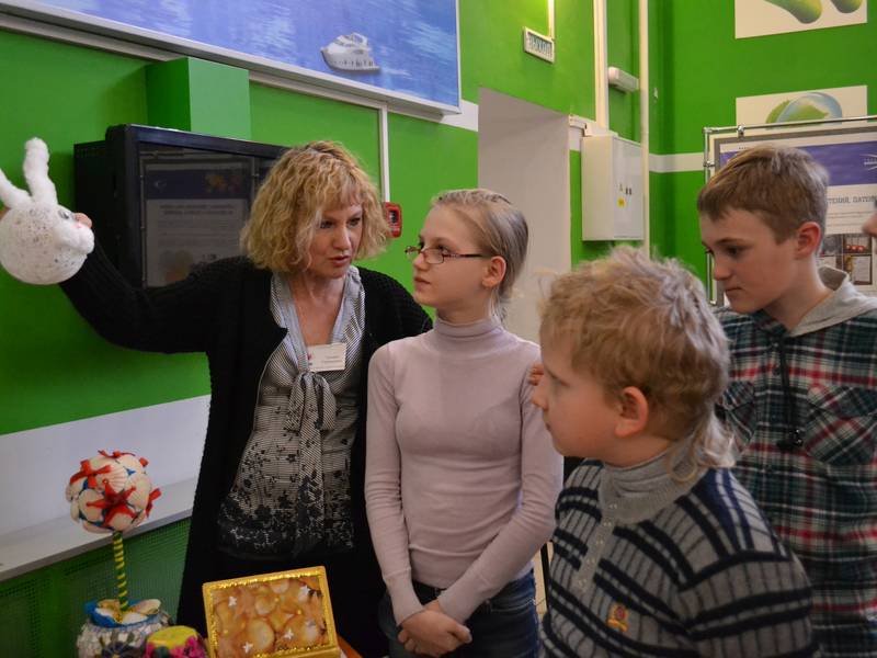 Фото к Выставка детских поделок НИИИС украсила ИЦАЭ