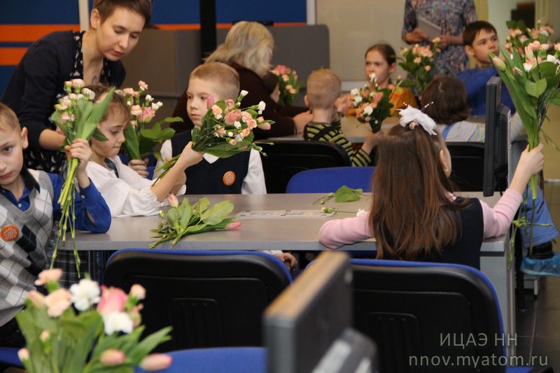 Фото к Первые весенние цветы для любимых мам расцвели в ИЦАЭ