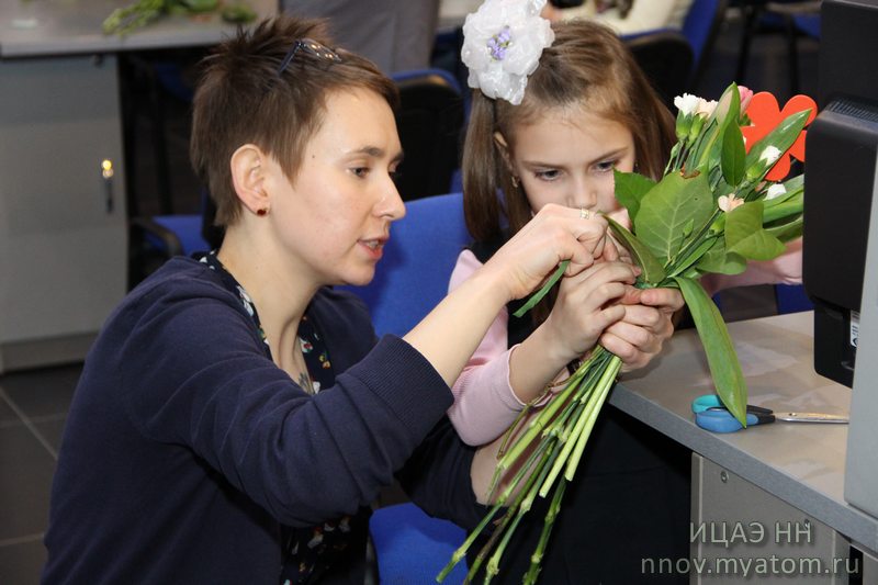 Фото к Первые весенние цветы для любимых мам расцвели в ИЦАЭ