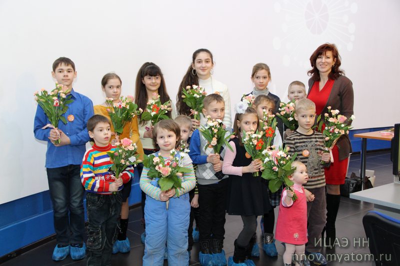 Фото к Первые весенние цветы для любимых мам расцвели в ИЦАЭ