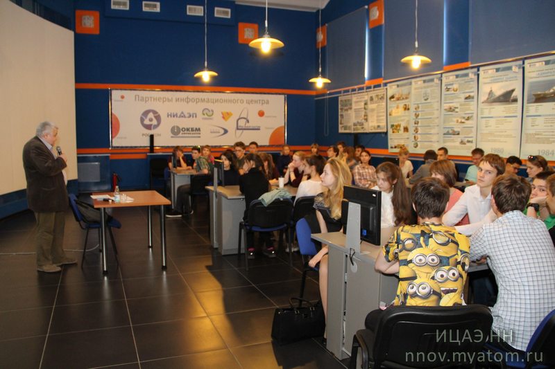 Фото к ФеНИсТ2015: обсуждаем статус русского языка (день седьмой на площадке ИЦАЭ)