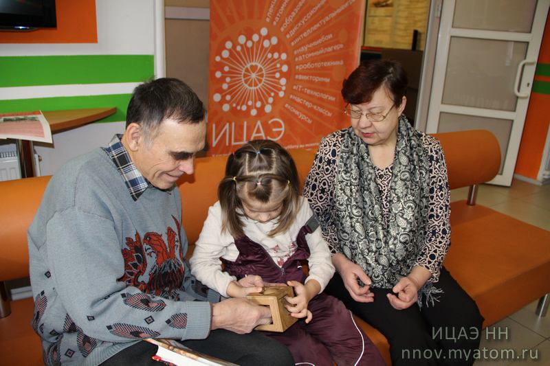 Фото к Дед Мороз, мартышка и атомная книжка