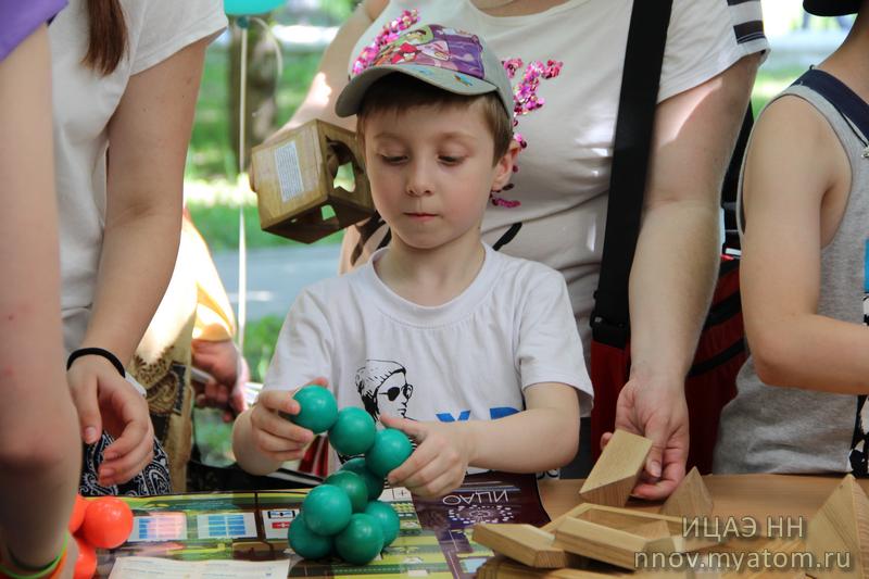 Фото к На «главные вопросы жизни, Вселенной и вообще» в формате научного open-air фестиваля «42» ответили более 7000 нижегородцев