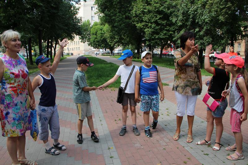 Фото к «Профессии атомной отрасли»: презентация книжки-раскраски «Читающему скверу на Звездинке»